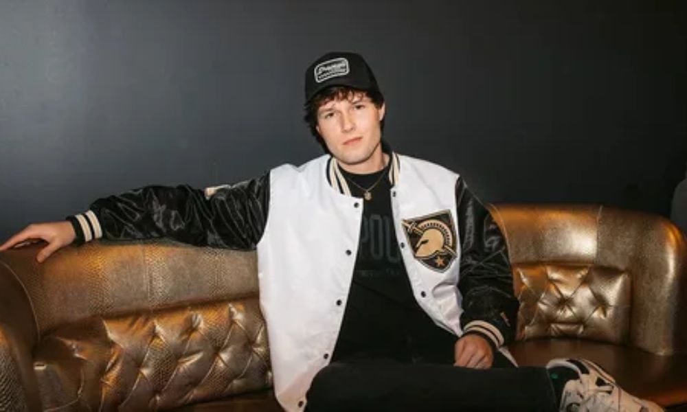 Zach Justice net worth, age, height, girlfriend, and career as Dropouts Podcast host and TikTok comedian.